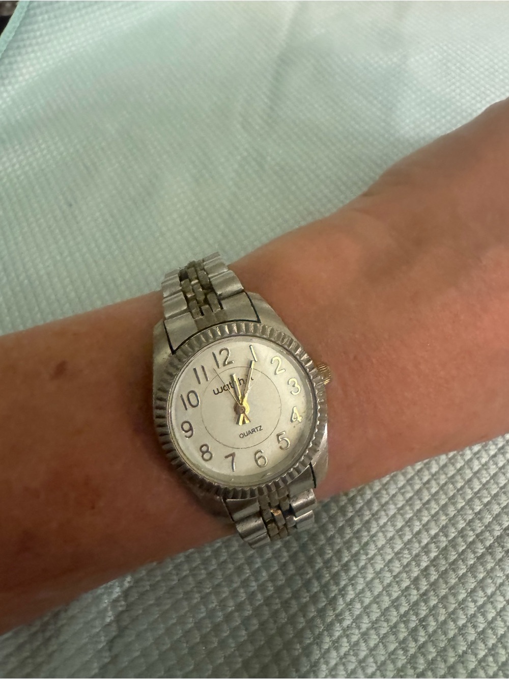 Watch It Unisex Silver-Tone Quartz Wristwatch with Easy-Read Dial